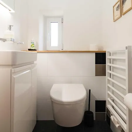 Mitte 6 *